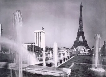 A dísztavak az Eiffel-torony előtt a párizsi nemzetközi kiállítás idején, 1937